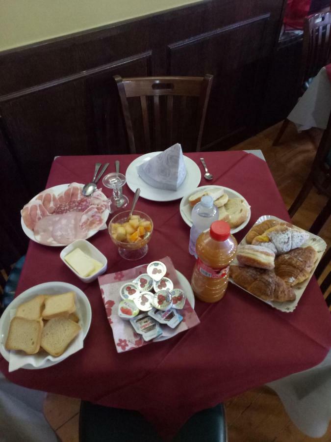 مبيت وإفطار كاستلنوفو ني مونتي London Cafe المظهر الخارجي الصورة